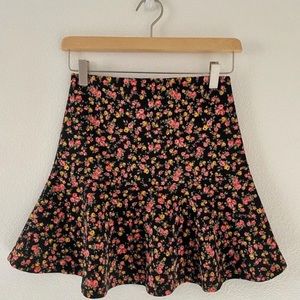 🦋 3/$15 Floral Trumpet Mini Skirt